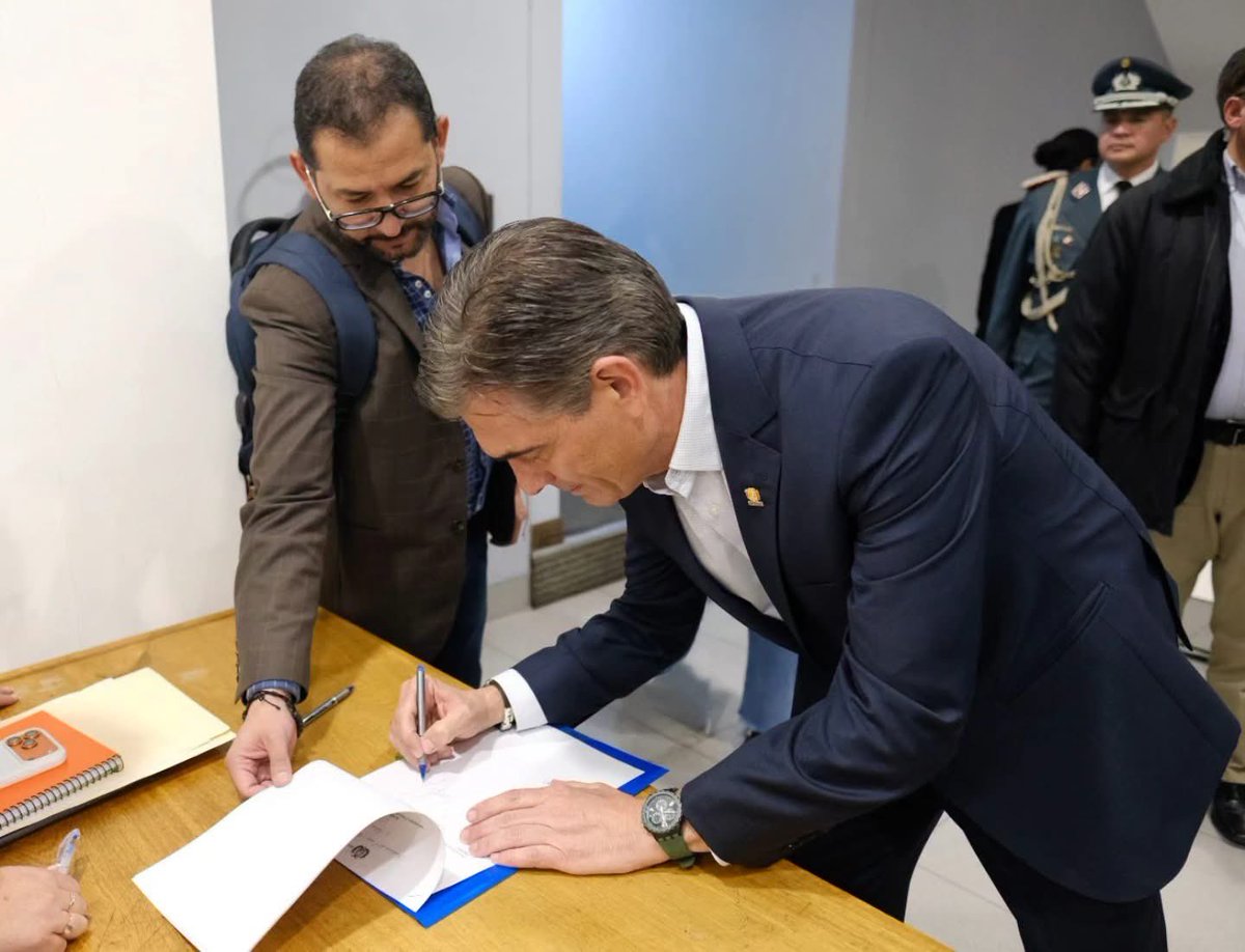 tuffiare's tweet photo. 13 ministros acompañaron esta madrugada al Presidente en anuncio del estado de excepción

El decreto fue firmado Paz antes de medianoche y Paz lo anunció en mensaje que inició alrededor de las 1:20 y terminó a las 1:37 

"El diálogo sigue abierto", dijo Paz https://t.co/1QEA19SL8f