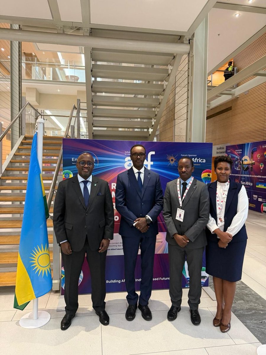 IGIHE's tweet photo. U Rwanda ruri gushaka ishoramari rya miliyari imwe y'Amadolari ya Amerika rizava mu bikorera muri gahunda yarwo yo gukuba kabiri ingufu z'amashanyarazi zitunganywa zikagera kuri megawatt 1.066 no kugeza amashanyarazi ku baturage bose bitarenze umwaka wa 2030.

Menya imishinga iteganyijwe muri iyi gahunda: ➡️ https://t.co/ZaRikd5Se0
✍️ @MugishaChris_