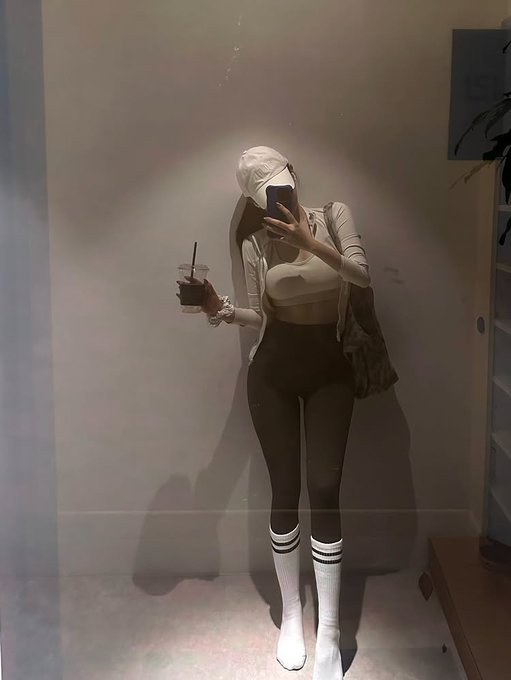 Azaz0007's tweet photo. 오늘도 즐거운 하루~ 남친은 언제 생기려낭 ㅋ 
#맘눌뎀 https://t.co/h2xS5Dowzn