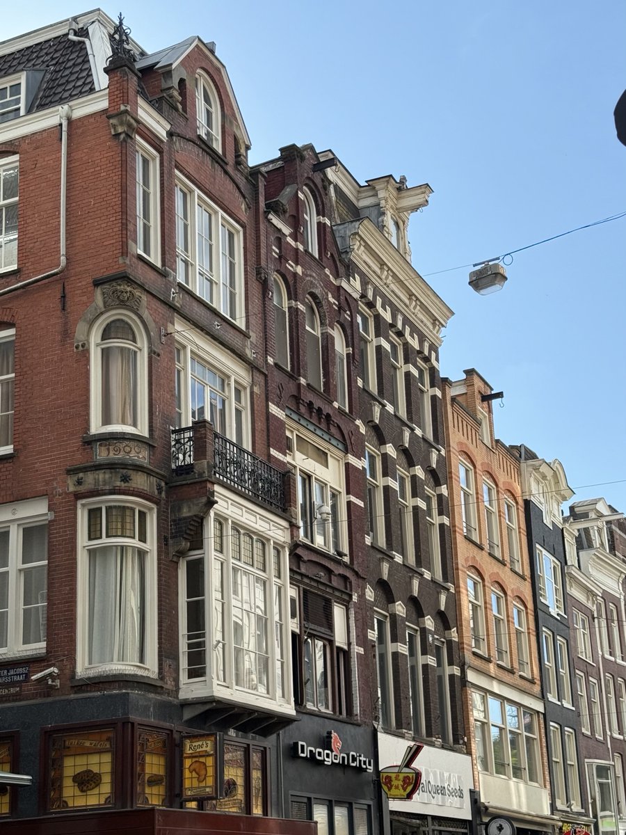 itfeelstory's tweet photo. อีกเมืองที่มีชีวิตชีวามาก amsterdam เป็นอีกเมืองที่ควรไปสักครั้ง คึกคักมาก เดินเล่นเพลิน ของกินเยอะด้วย แนะนำกินฟรายส์ชีสส หย่อยย เที่ยวง่าย เมืองถนนคนเดินเลย อยู่ได้ทางวัน🏭🌳 https://t.co/8hArzysMtA
