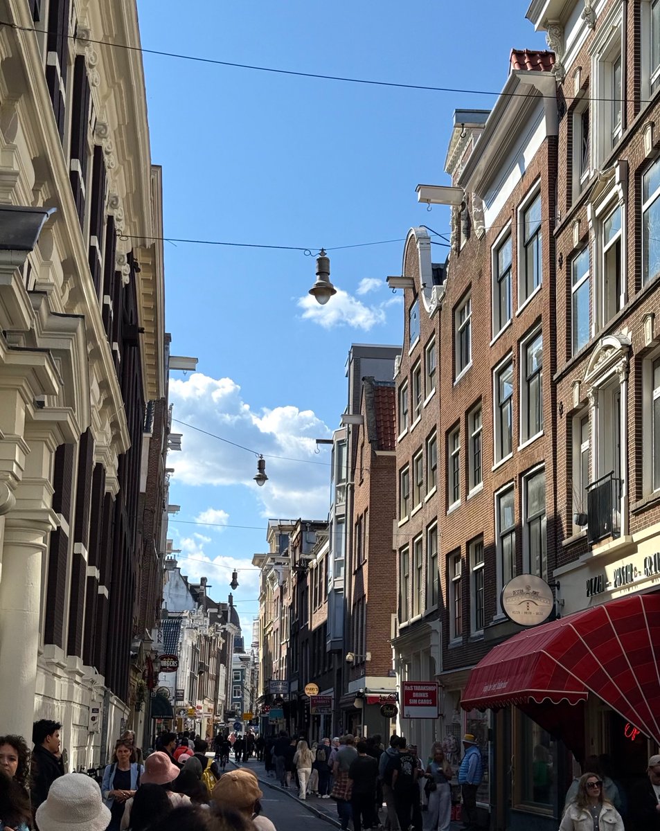 itfeelstory's tweet photo. อีกเมืองที่มีชีวิตชีวามาก amsterdam เป็นอีกเมืองที่ควรไปสักครั้ง คึกคักมาก เดินเล่นเพลิน ของกินเยอะด้วย แนะนำกินฟรายส์ชีสส หย่อยย เที่ยวง่าย เมืองถนนคนเดินเลย อยู่ได้ทางวัน🏭🌳 https://t.co/8hArzysMtA