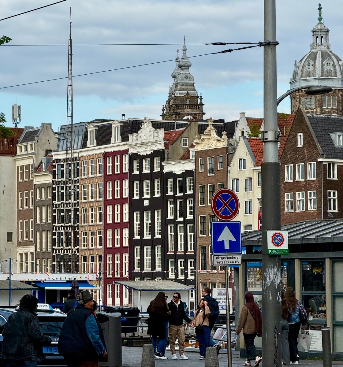 itfeelstory's tweet photo. อีกเมืองที่มีชีวิตชีวามาก amsterdam เป็นอีกเมืองที่ควรไปสักครั้ง คึกคักมาก เดินเล่นเพลิน ของกินเยอะด้วย แนะนำกินฟรายส์ชีสส หย่อยย เที่ยวง่าย เมืองถนนคนเดินเลย อยู่ได้ทางวัน🏭🌳 https://t.co/8hArzysMtA