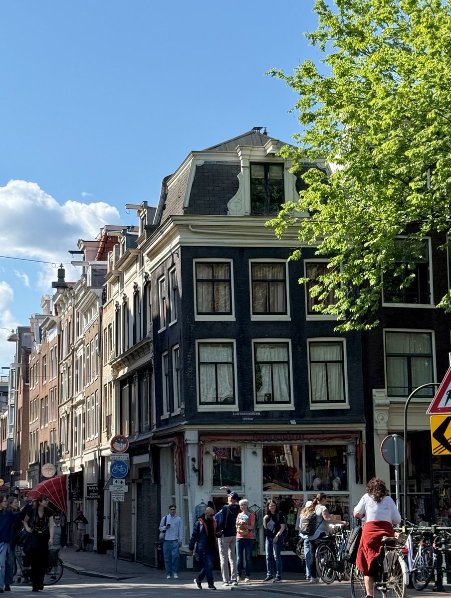itfeelstory's tweet photo. อีกเมืองที่มีชีวิตชีวามาก amsterdam เป็นอีกเมืองที่ควรไปสักครั้ง คึกคักมาก เดินเล่นเพลิน ของกินเยอะด้วย แนะนำกินฟรายส์ชีสส หย่อยย เที่ยวง่าย เมืองถนนคนเดินเลย อยู่ได้ทางวัน🏭🌳 https://t.co/8hArzysMtA