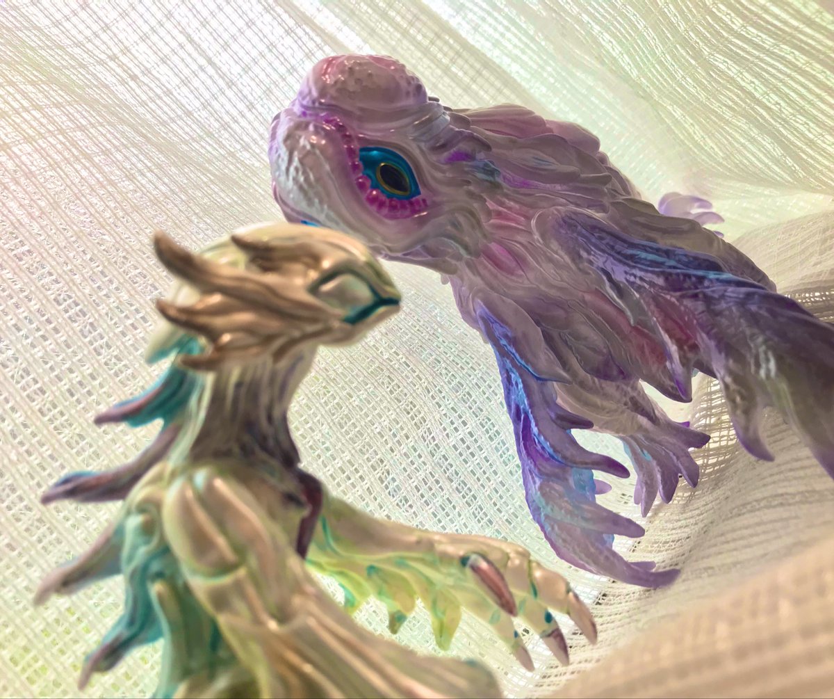 funshotoshokan's tweet photo. 今日は雨天のため窓際でブンドドしてます☺️
Yoshi.さん(@Yoshi6054 )ソフビユニバース✨
ってことで、ペトゥンのソフビとヘドラを並べたら綺麗だしサイズ的にも丁度良いかな試したけど、めちゃくちゃ良いでしょ☺️
色合いも相まって幻想的な怪獣対決♪ https://t.co/YKI6JUmaB8