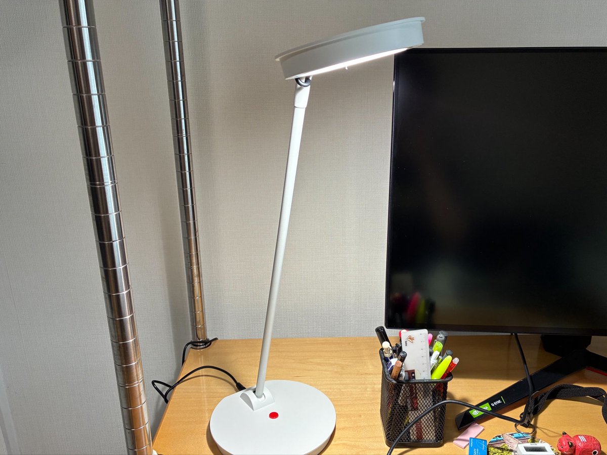 srcs9074's tweet photo. デスクライトを買った。
別に一日中机に座ってるわけではないが、こういう曇天だと、部屋の片隅がぼんやり明るいだけでも少しは気が晴れる。
街灯みたいなデザインだと思って買った。
Zライトという、アームの2箇所が折れて、机上隅々を照らすやつと迷ったが。 https://t.co/u7CfMDPe79