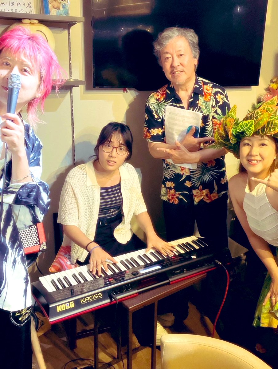 1sKw8's tweet photo. 2026. 6月13日(土)  東京　小岩　BAR  ICE

知り合いのお方のお店なんですが、
Liveはやったことないてことで、
自分にやらせていただきました♪

わざわざ遠くからお越しいただいたりと
小岩の皆さんにも沢山お越しいただき、
アットホームに盛り上がりました！

pianoの沢村繁さんとも久しぶり🎹

Live終わったあとも深夜過ぎまで盛り上がり、
手持ちのCDも完売と新たなたくさんの出逢いもあり！

お会い出来た皆様方、関係者の皆様方、
あーちゃん大ママ
沢村繁さん本当にありがとうございました♪

心より感謝致します♪

下町の夜は深夜過ぎ
朝日が昇るまで盛り上がりましたʕ⁎̯͡⁎ʔ༄

#koganaoki