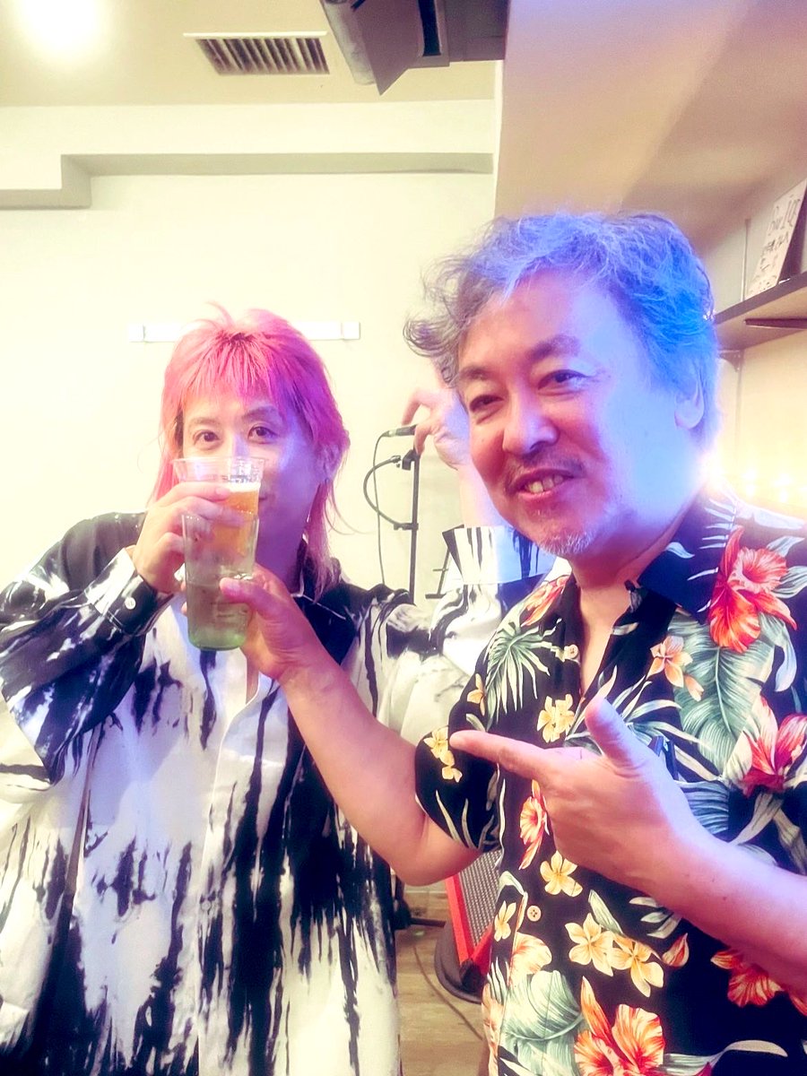 1sKw8's tweet photo. 2026. 6月13日(土)  東京　小岩　BAR  ICE

知り合いのお方のお店なんですが、
Liveはやったことないてことで、
自分にやらせていただきました♪

わざわざ遠くからお越しいただいたりと
小岩の皆さんにも沢山お越しいただき、
アットホームに盛り上がりました！

pianoの沢村繁さんとも久しぶり🎹

Live終わったあとも深夜過ぎまで盛り上がり、
手持ちのCDも完売と新たなたくさんの出逢いもあり！

お会い出来た皆様方、関係者の皆様方、
あーちゃん大ママ
沢村繁さん本当にありがとうございました♪

心より感謝致します♪

下町の夜は深夜過ぎ
朝日が昇るまで盛り上がりましたʕ⁎̯͡⁎ʔ༄

#koganaoki