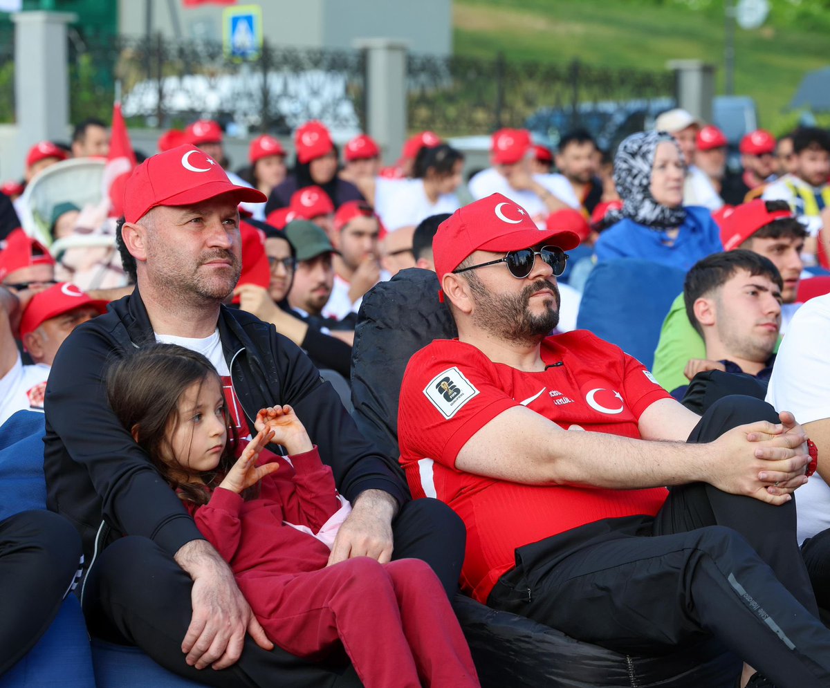 mcandaroglutr's tweet photo. Milli heyecanı hemşehrilerimizle birlikte yaşadık.

Dünya Kupası yolculuğu sona erse de ay yıldızlı formaya olan sevgimiz ve desteğimiz hiç bitmeyecek. 

Canınız sağ olsun. #BizimÇocuklar https://t.co/YscBATb8tt