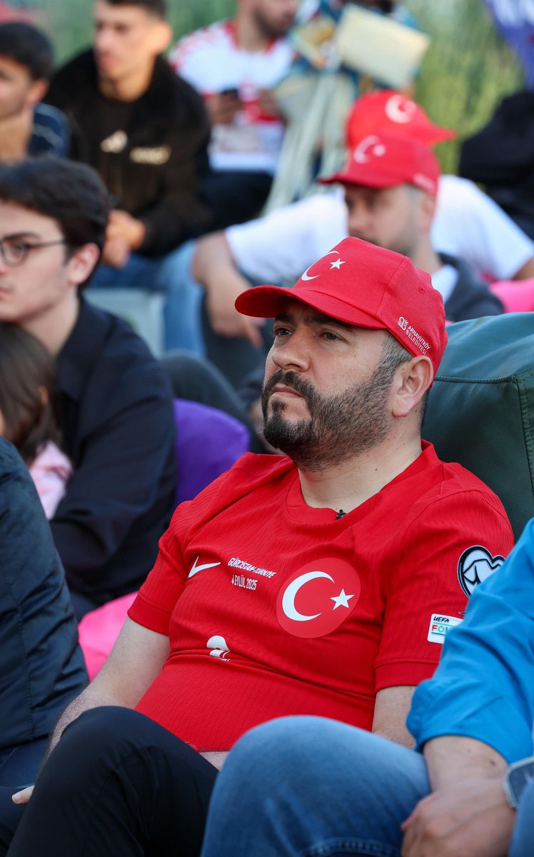 mcandaroglutr's tweet photo. Milli heyecanı hemşehrilerimizle birlikte yaşadık.

Dünya Kupası yolculuğu sona erse de ay yıldızlı formaya olan sevgimiz ve desteğimiz hiç bitmeyecek. 

Canınız sağ olsun. #BizimÇocuklar https://t.co/YscBATb8tt