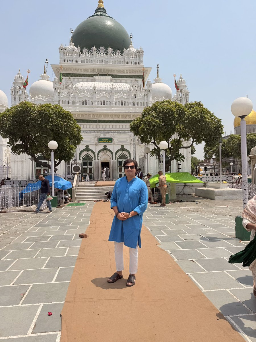 khansamman's tweet photo. या वारिस, देवा शरीफ दरगाह बाराबंकी ज़ियारत की और पूरे आवाम के लिए तरक्की, खुशहाली के लिए दुआ की https://t.co/anmLBCHURT