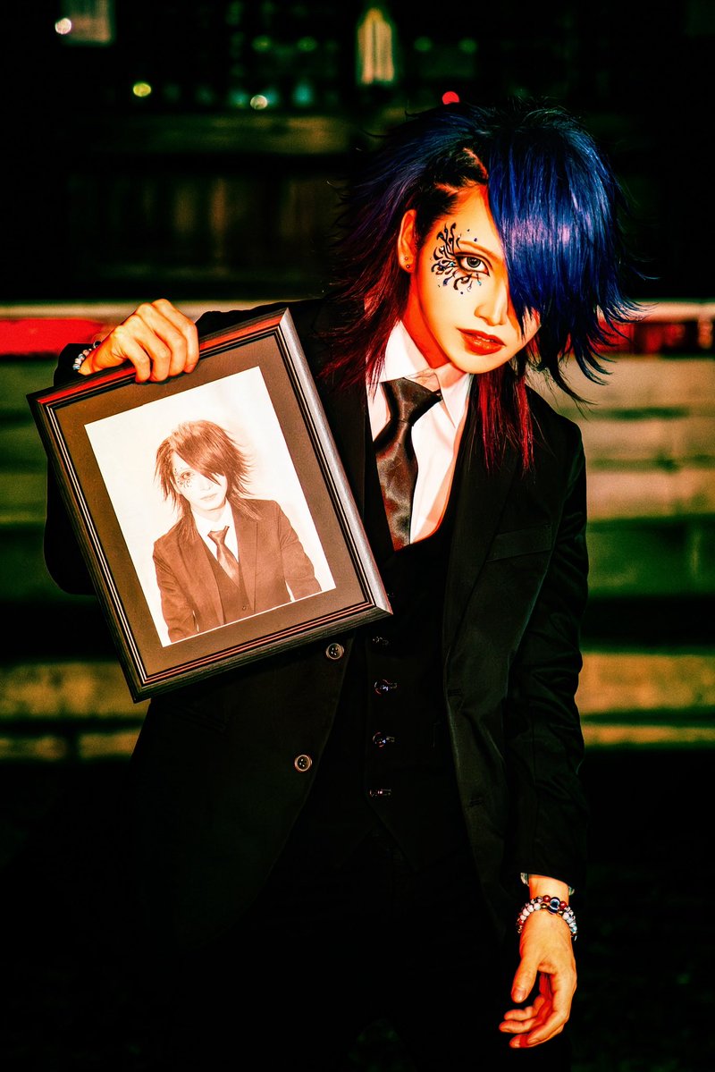 TaRock____'s tweet photo. 生生世世のアーティスト写真制作しました。

やはり生生世世の大きなモチーフは葬式。

そして喪服。

新たな気持ちで永遠の続きを刻むため、

初心にかえり僕と雅は始動の時と同じスーツを着ています。

生まれ変わり死に変わりして限りなく多くの世を経ること。

現世も来世も永遠に。

そんな象徴が自らの遺影です。
