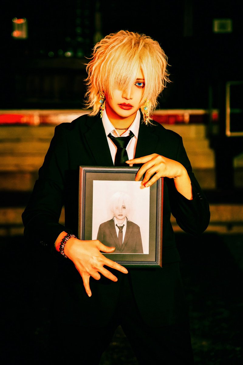 TaRock____'s tweet photo. 生生世世のアーティスト写真制作しました。

やはり生生世世の大きなモチーフは葬式。

そして喪服。

新たな気持ちで永遠の続きを刻むため、

初心にかえり僕と雅は始動の時と同じスーツを着ています。

生まれ変わり死に変わりして限りなく多くの世を経ること。

現世も来世も永遠に。

そんな象徴が自らの遺影です。