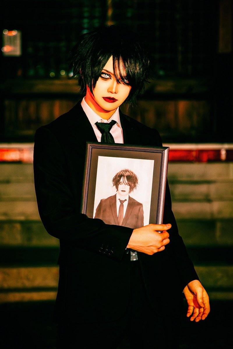 TaRock____'s tweet photo. 生生世世のアーティスト写真制作しました。

やはり生生世世の大きなモチーフは葬式。

そして喪服。

新たな気持ちで永遠の続きを刻むため、

初心にかえり僕と雅は始動の時と同じスーツを着ています。

生まれ変わり死に変わりして限りなく多くの世を経ること。

現世も来世も永遠に。

そんな象徴が自らの遺影です。