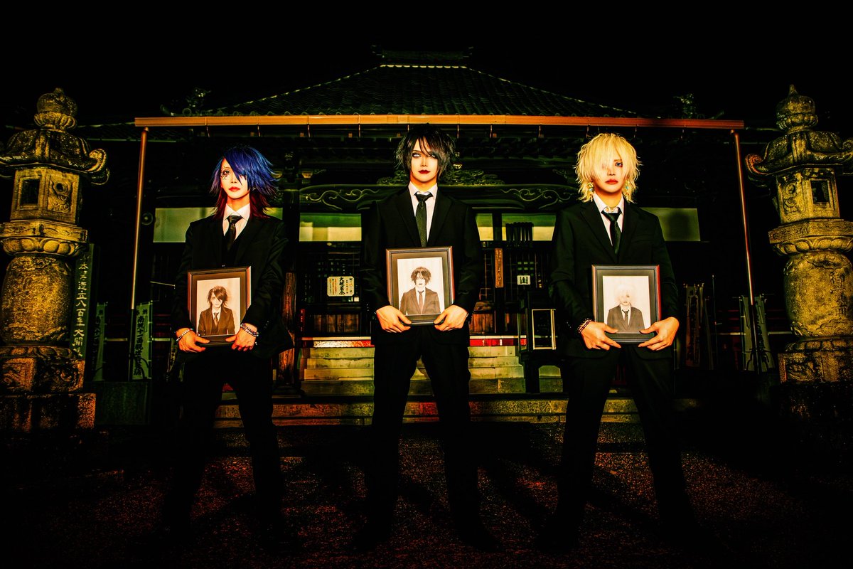 TaRock____'s tweet photo. 生生世世のアーティスト写真制作しました。

やはり生生世世の大きなモチーフは葬式。

そして喪服。

新たな気持ちで永遠の続きを刻むため、

初心にかえり僕と雅は始動の時と同じスーツを着ています。

生まれ変わり死に変わりして限りなく多くの世を経ること。

現世も来世も永遠に。

そんな象徴が自らの遺影です。