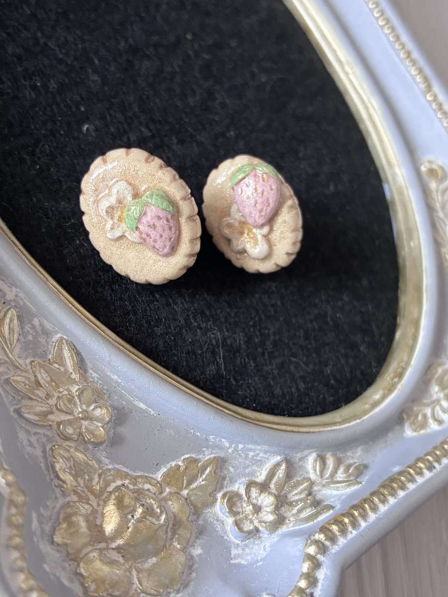 白いちごのピアス こちらは全て手作業で制作 軽量石塑粘土製で軽いつけ
