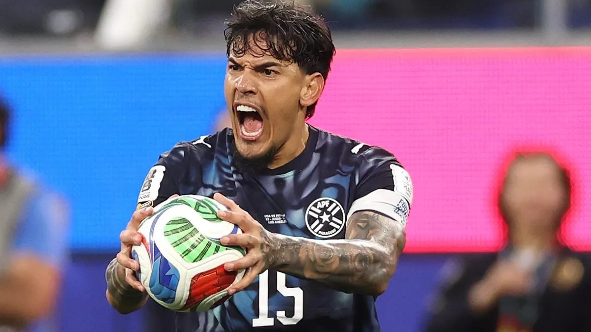 rparrottino's tweet photo. Formado en Libertad de Paraguay -con el que salió campeón del Clausura 2012 y del Apertura 2014-, luego transferido a Lanús de Argentina -con el que conquistó la Primera División 2016- y más tarde al Milan de Italia, donde jugó apenas 20 partidos entre 2016 y 2018, Gustavo Gómez adelantaba en 2023 sus sueños mundialistas: “Perderse un Mundial duele mucho. Duele por cuatro años. Ya ha sido demasiado tiempo para Paraguay, un país cuya gente ama el fútbol, y no queremos que dure más. Creo mucho en este equipo. Todos tenemos muchas ganas”. En Sudáfrica 2010, entonces la cuarta cita consecutiva en Mundiales, Paraguay alcanzó los cuartos de final y cayó 1-0 ante España. Un Gustavo Gómez de 17 años era sparring de la selección que dirigía otro argentino, Gerardo “El Tata” Martino, quien lo reconvertiría de centrocampista defensivo a central.

Gómez había jugado con la Sub 17 de Paraguay a los 14 años, con la Sub 20 a los 15 y, a los 17, con la mayor como sparring en Sudáfrica 2010. “En 2011 trabajaba en Libertad como ayudante de campo con Gregorio ‘Goyo’ Pérez, y lo hicimos debutar a los 17 años”, recuerda Gustavo Barros Schelotto, hoy entrenador asistente de su hermano mellizo Guillermo en Vélez, y agrega: “Y después lo llevamos a Lanús cuando tenía 19 años. Era un jugador que reunía las capacidades que uno puede creer que tiene todo defensor paraguayo, pero además mucha personalidad. Habíamos tenido la oportunidad de jugar en el 2013, cuando salimos campeón con Lanús de la Copa Sudamericana, semifinales contra Libertad, y él jugó. Lo conocía de haberlo visto, de haberlo entrenado y de haberlo enfrentado. Teníamos una observación sobre él bien completa. En Lanús anduvo realmente muy bien”. En Lanús, ya con Jorge Almirón como entrenador, Gustavo Gómez fue campeón de la Primera División argentina de 2016, el trampolín para su arribo al Milan.

Pero los caminos de Gustavo Gómez y de los mellizos Barros Schelotto volverían a cruzarse. Entre 2021 y 2023, Guillermo comandó a la selección de Paraguay con Gustavo como asistente, quien ahora puntualiza: “Ahí nos encontramos con un hombre, con un chico mucho más consolidado que le había agregado un montón de cosas a ese defensor típico paraguayo. Sobre todo, mucha conducción de grupo, porque él era capitán en Palmeiras dentro de un proceso muy exitoso. Ya tenía un recorrido muy grande en el fútbol y había consolidado aquello que veíamos cuando lo habíamos llevado a Lanús; es decir, un desarrollo dentro del vestuario muy importante, una conducción muy clara de parte de él y otros con respecto a sus compañeros”.

Gustavo Gómez no sólo es el pilar defensivo y la autoridad en el Palmeiras, sino en Paraguay. Su pareja en la zaga central de la selección es Omar Alderete, central izquierdo que juega en el Sunderland de la Premier League. Son el sostén guaraní en el Mundial 2026. “El fútbol, en general, ha ido creciendo y aquellos países donde de repente, por características de su juego, no desarrollaban ciertos jugadores, a partir del conocimiento, de la información, los han ido desarrollando. Hoy no podemos encasillar que Paraguay sólo tiene buenos defensores; también tiene a delanteros que juegan en Europa, como Julio Enciso (Racing de Estrasburgo), o a Miguel Almirón (Atlanta United), que jugó seis años en la Premier”, sostiene Gustavo Barros Schelotto, aunque aclara: “Pero es verdad que el defensor paraguayo es muy valorado por su juego aéreo y por la personalidad, como en el caso de Gustavo Gómez, una personalidad muy fuerte dentro de una continuidad de un equipo muy exitoso. Desde chico se apreciaba ese liderazgo que ejerce; era muy serio tanto para entrenar como para conducir al grupo”.

Es que el capitán de Paraguay en el regreso a un Mundial después de 16 años, de chico -a contramano de los niños de San Juan Bautista, su ciudad de nacimiento al sur de Paraguay, que querían ser futbolistas- se imaginaba abogado. Y hasta hacía prácticas como auxiliar administrativo en la Fiscalía de San Juan Bautista, departamento de Misiones, mientras escuchaba diálogos jurídicos, hacía fotocopias y servía café. Hoy, Gustavo Gómez es la ley y el orden de la selección de Paraguay.

“Gustavo Gómez, la ley y el orden de Paraguay en la vuelta a un Mundial tras 16 años” sigue en @FIFAcom: https://t.co/pA9pdS4ASc.