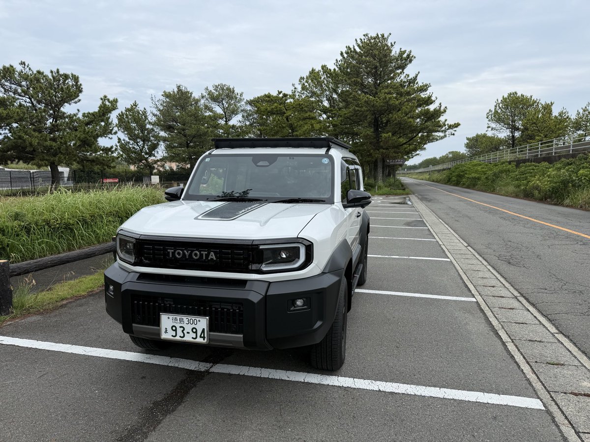 M_Chan350h's tweet photo. ランクルFJ試乗してきました。
思ってたよりコンパクトやけど
乗り降りが😅
全体的には好みの車👍 https://t.co/wUOsgpPMd4