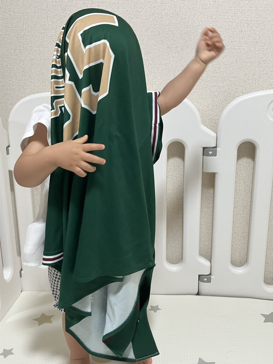 relaxed_eagle's tweet photo. 部屋着がない、どこいった？と探したら…
犯人発見。
思わず爆笑🤣

キャッキャッ♪とはしゃぎながら着ようとしてたけど、一人で着れるようになるのはもう少し先かなあ。
いつかお揃いのユニフォームを着て現地観戦できますように！ https://t.co/buo377pDR8