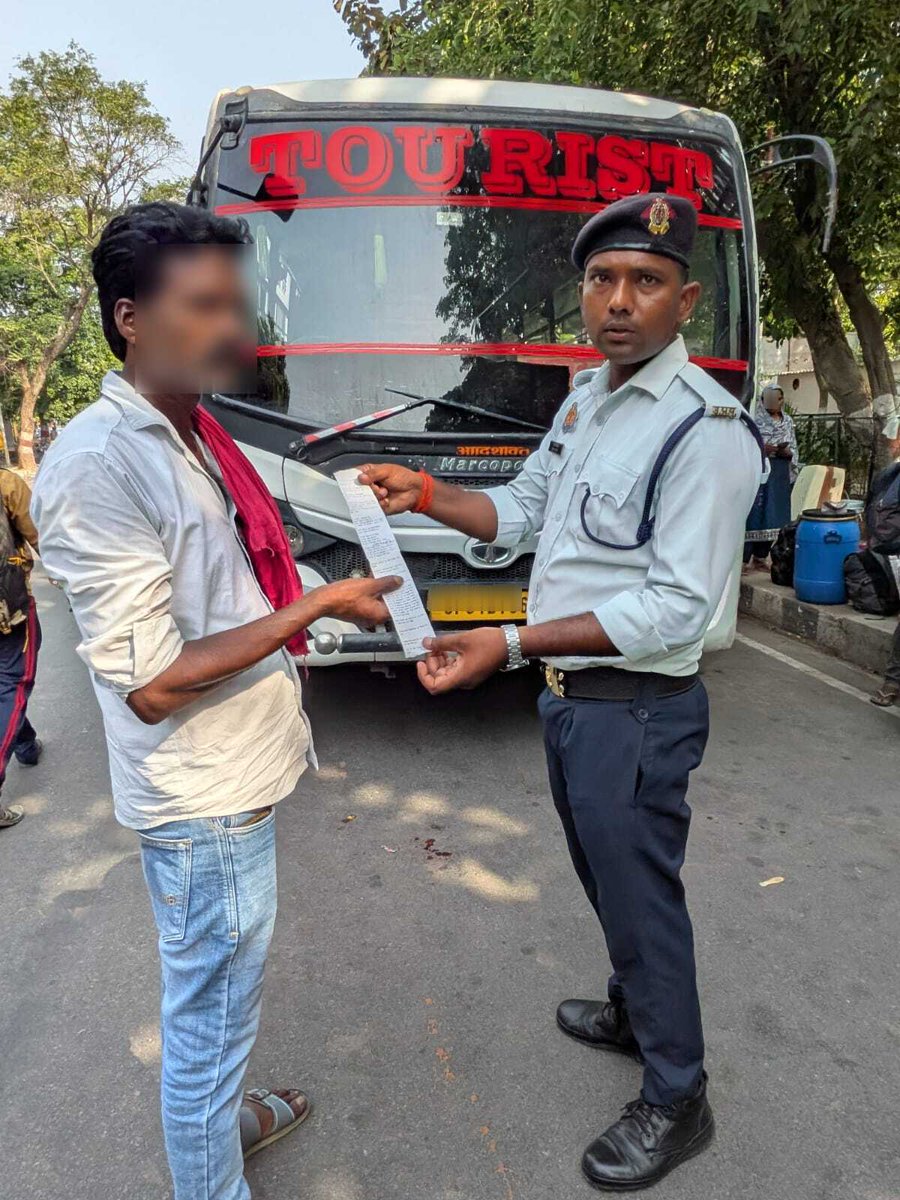 lucknowtraffic's tweet photo. @sanjaysaxen @dgpup @lkopolice @IPSRaveena @AdcpTrafik @myogioffice उक्त डग्गामार वाहन के विरूध्द यातायात पुलिस, लखनऊ द्वारा एमवी एक्ट में निहित प्रावधानों के तहत सीजर की कार्यवाही की गयी । https://t.co/hZMj3qwTkp