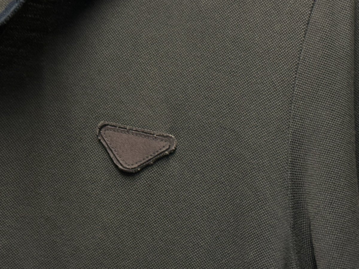 prada logo polo shirt プラダのポロシャツ ダークカラーの切り替えに