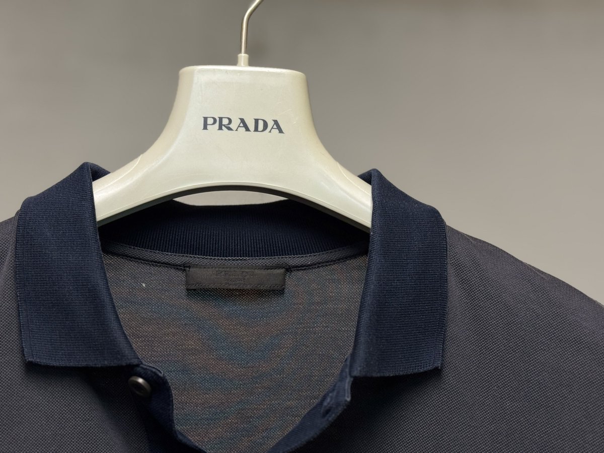 prada logo polo shirt プラダのポロシャツ ダークカラーの切り替えに