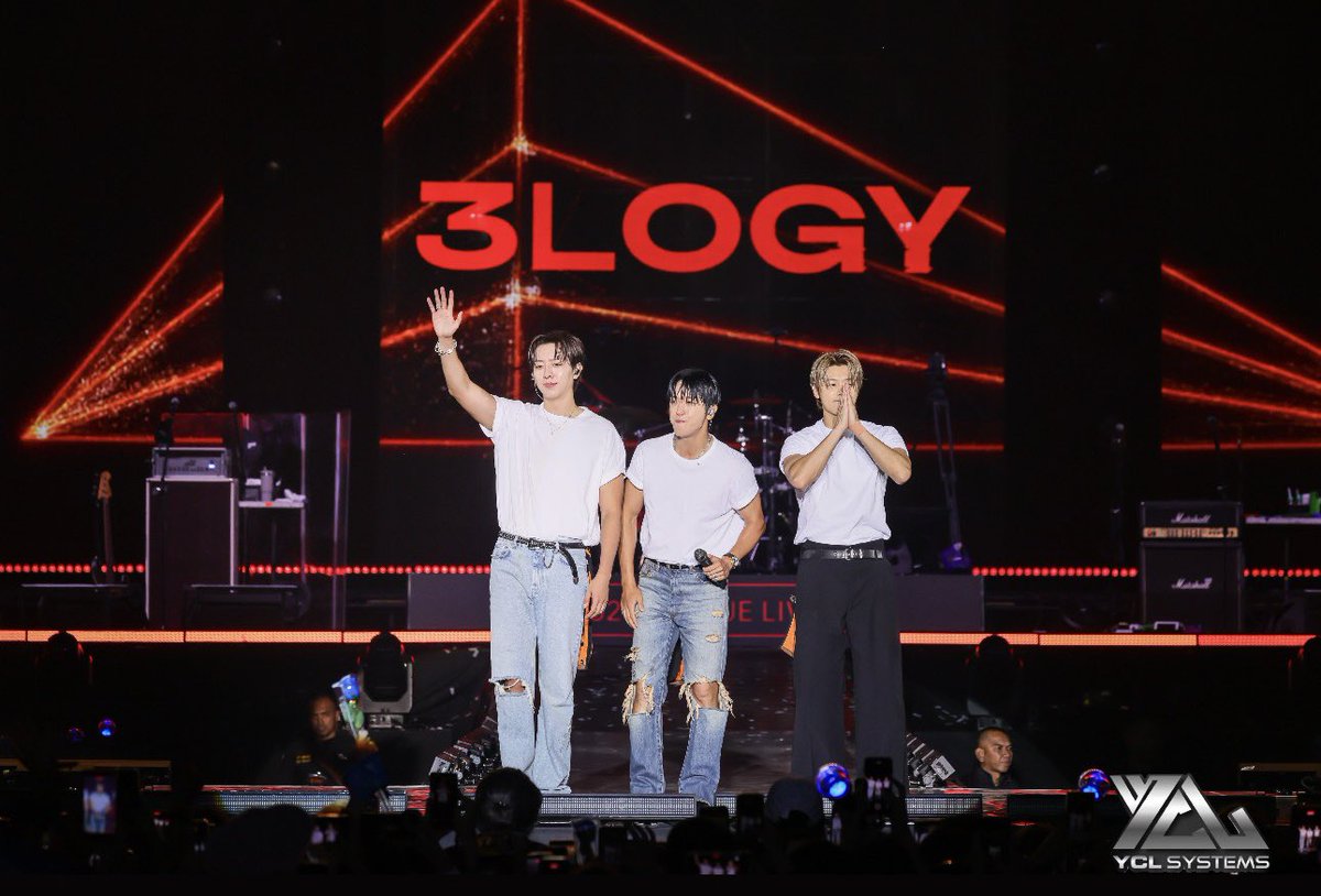 YCLSYSTEMSltd's tweet photo. 📸โปรเจคสวยๆ มาแล้ว มาช้าแต่มานะ 🤪
ขอบคุณ CNBLUETHAILAND ที่ทำโปรเจคสวยๆ ในครั้งนี้ (06/06/69)
🙏ในภาพถ่ายติดแฟนๆ ท่านใด
ขออภัยอย่างสูงนะคะ 
￼#cnbluelive3logy
#CNBLUE3LOGYinBKK #cnblue_world_tour #3logy_in_bangkok #CNBLUEinBKK #CNBLUE https://t.co/PUDhclYMOs