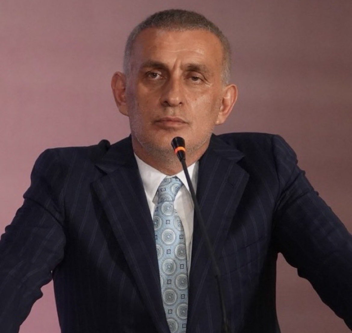 mmustafa_dogan's tweet photo. ben buraya ciktim..
neden çıktım? 
niçin çıktım?
nasıl çıktım? 
Bunu izaha gerek yok. Gördünüz, yürüdüm çıktım! 
Ama çıkmamış da olabilirim…
Çıkmışsam çıkmışımdır, çıkmamışsam çıkmamışımdır.
Buraya çıktık da sonradan çıkmadık mı dedik?! @TFF_Org  #BizimÇocuklar https://t.co/MkTTGk2vT8