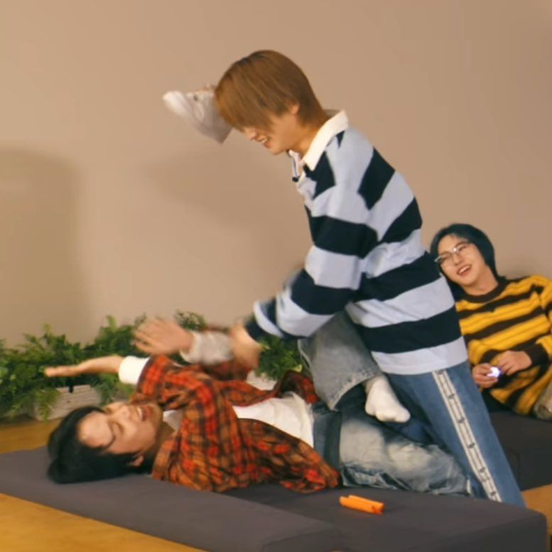 neogotmybackzzz's tweet photo. this is how they flirt https://t.co/B8uUwKrM1H