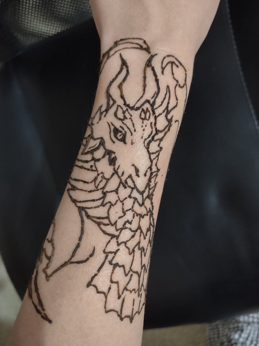 ReneriVT's tweet photo. Did a Malzeno henna on myself (with some help from Averii and Pero) 👀
A little sad abt how light the face turned out but overall I'm satisfied!! https://t.co/V4IrsBLxEp