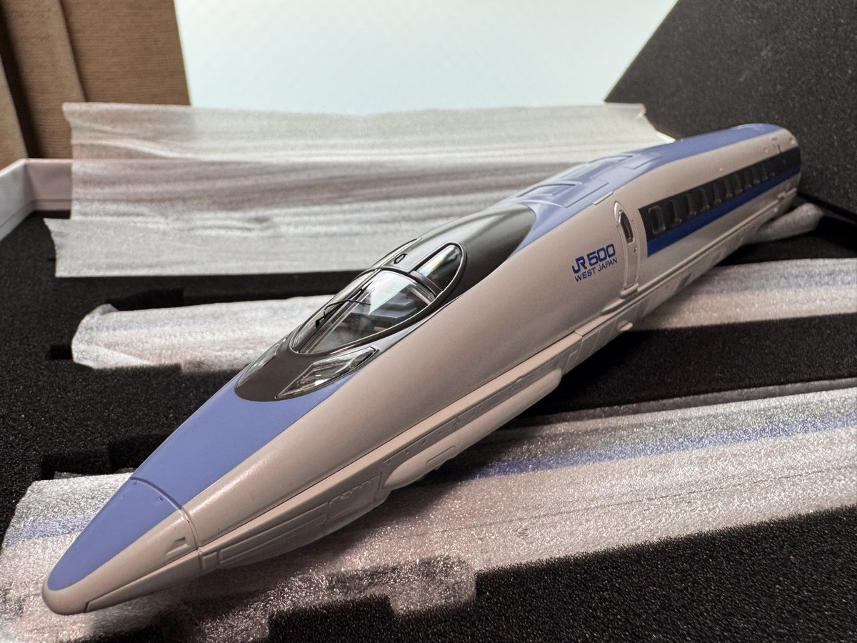 NamelessCityTky's tweet photo. エンドウ EI0121JR 西日本500系新幹線V編成8両セット到着。
仕事の納品直前なので写真だけ撮ろうと慌てたのが良くなかった。
ワイパーを止めてるテープの粘着力が強力でさっそく曲がってしまった。
あとで熱を加えて直さねば。 https://t.co/6hKfMaliA0