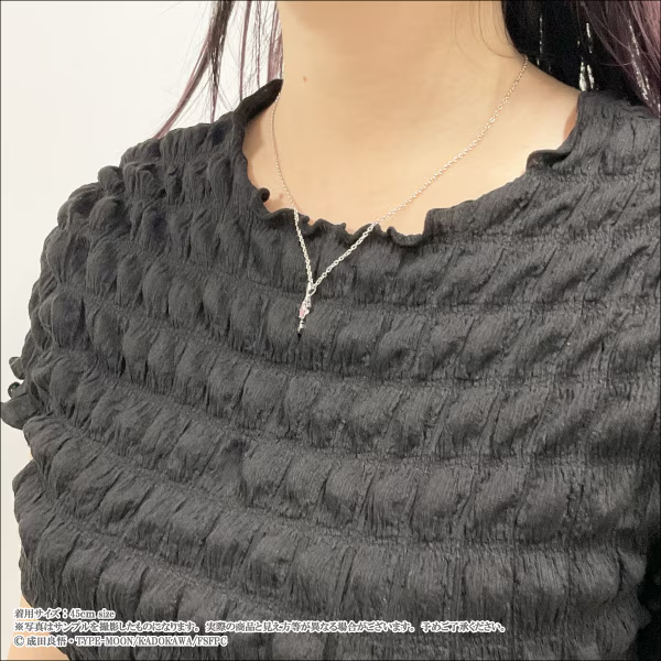 eternorecit's tweet photo. 『Fate/strange Fake』

＜フィリア＞シルバーアクセサリー ペンダント

フィリアをイメージしてデザインされたペンダント。ペンダント中央にはイメージカラーの石をあしらい、石の周りはフィリアが作中で纏っている衣装をイメージしてデザインしております。

#strangefake #ストレンジフェイク https://t.co/LtRSaCtcVp