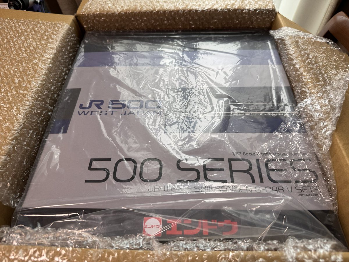 NamelessCityTky's tweet photo. エンドウ EI0121JR 西日本500系新幹線V編成8両セット到着。
仕事の納品直前なので写真だけ撮ろうと慌てたのが良くなかった。
ワイパーを止めてるテープの粘着力が強力でさっそく曲がってしまった。
あとで熱を加えて直さねば。 https://t.co/6hKfMaliA0