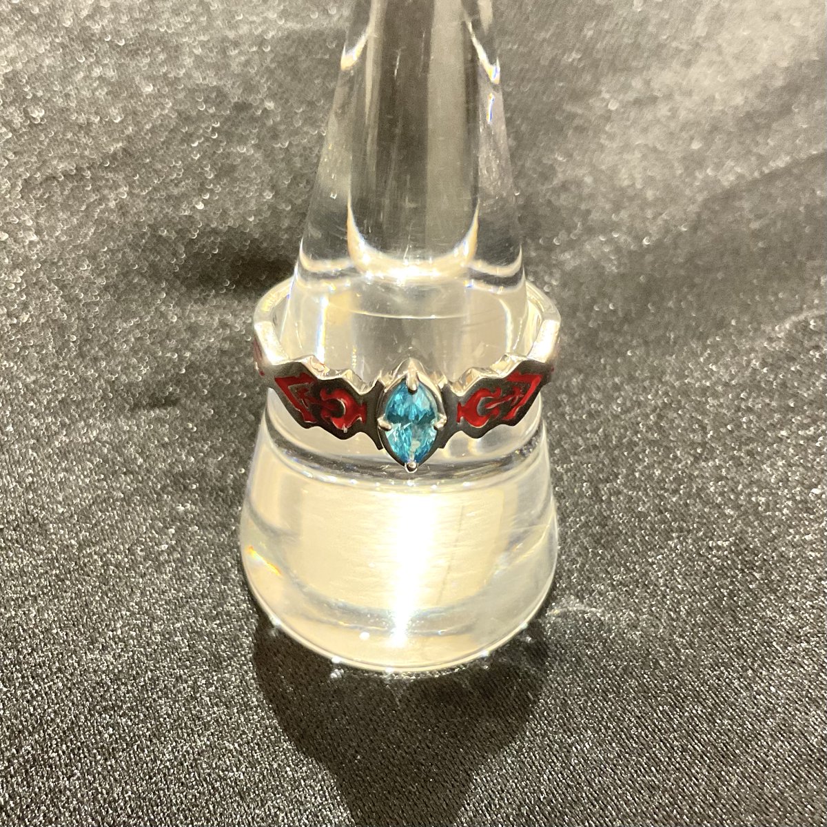 eternorecit's tweet photo. 『Fate/strange Fake』

＜アヤカ・サジョウ＞シルバーアクセサリー リング

アヤカ・サジョウをイメージしてデザインされたリング。イメージカラーの石を中央にセットし、アーム部分はアヤカに刻まれている令呪をイメージしてデザイン。リングの内側には名前の刻印があしらわれています。 https://t.co/BLlvEYG8br