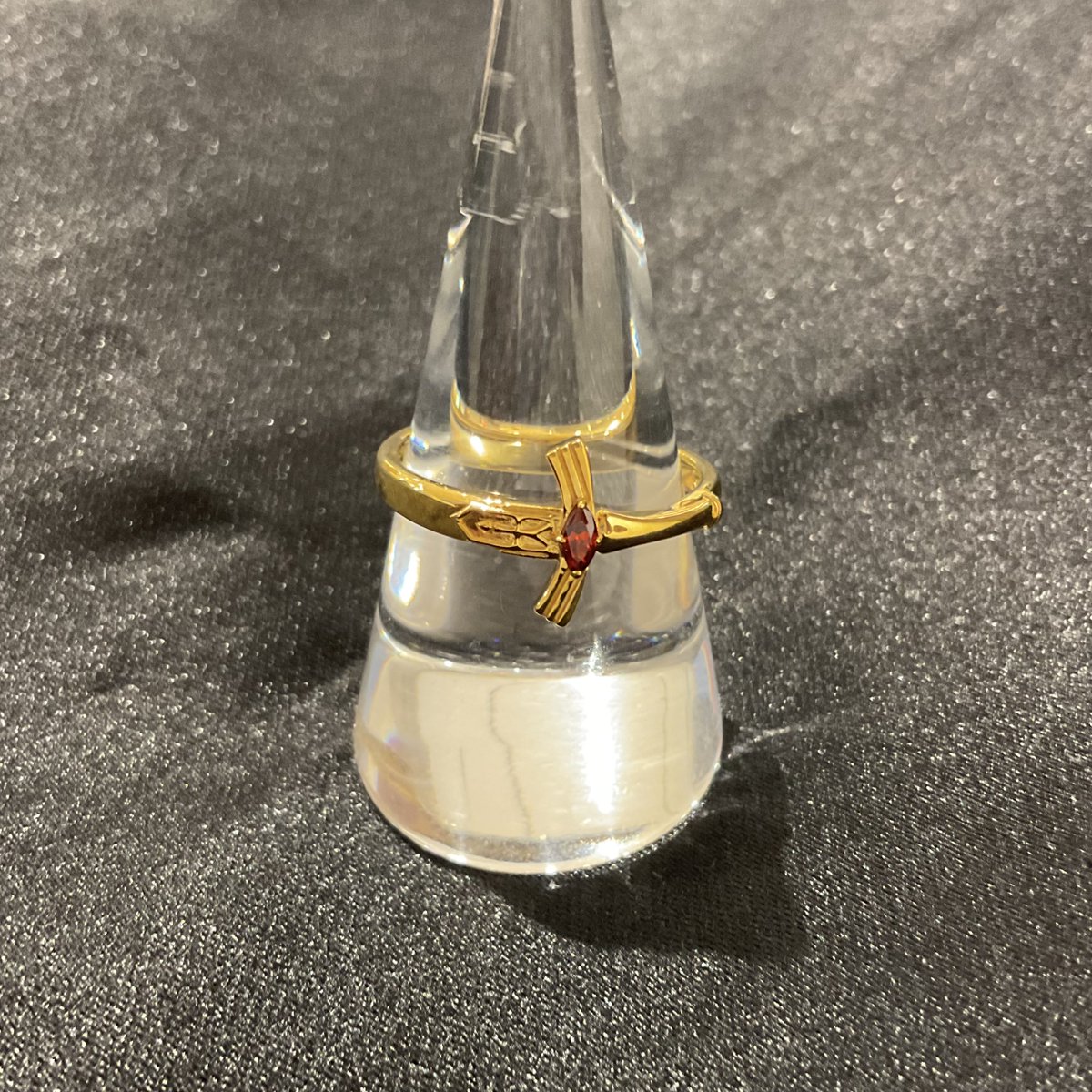 eternorecit's tweet photo. 『Fate/strange Fake』

＜セイバー＞シルバーアクセサリー リング

セイバーをイメージしてデザインされたリング。
中央にはイメージカラーの石をあしらい、リング全体を使って永久に遠き勝利の剣＜エクスカリバー＞を再現。リングの内側には名前の刻印があしらわれています。

#strangefake https://t.co/TFPsA9HCpY