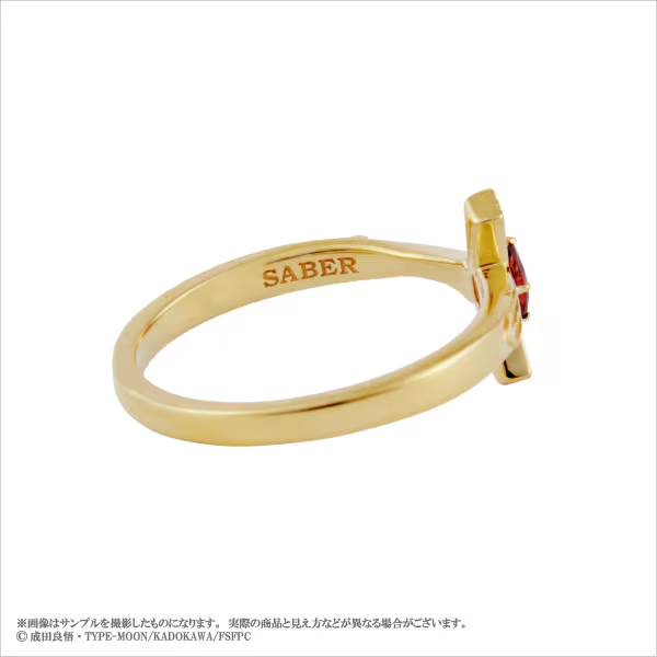 eternorecit's tweet photo. 『Fate/strange Fake』

＜セイバー＞シルバーアクセサリー リング

セイバーをイメージしてデザインされたリング。
中央にはイメージカラーの石をあしらい、リング全体を使って永久に遠き勝利の剣＜エクスカリバー＞を再現。リングの内側には名前の刻印があしらわれています。

#strangefake https://t.co/TFPsA9HCpY