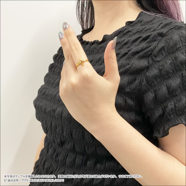 eternorecit's tweet photo. 『Fate/strange Fake』

＜セイバー＞シルバーアクセサリー リング

セイバーをイメージしてデザインされたリング。
中央にはイメージカラーの石をあしらい、リング全体を使って永久に遠き勝利の剣＜エクスカリバー＞を再現。リングの内側には名前の刻印があしらわれています。

#strangefake https://t.co/TFPsA9HCpY