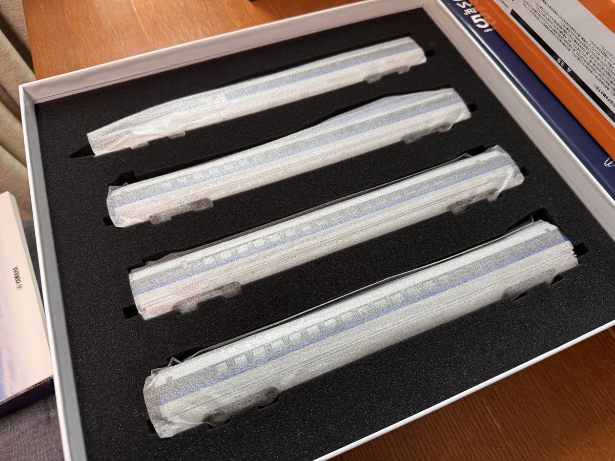 NamelessCityTky's tweet photo. エンドウ EI0121JR 西日本500系新幹線V編成8両セット到着。
仕事の納品直前なので写真だけ撮ろうと慌てたのが良くなかった。
ワイパーを止めてるテープの粘着力が強力でさっそく曲がってしまった。
あとで熱を加えて直さねば。 https://t.co/6hKfMaliA0