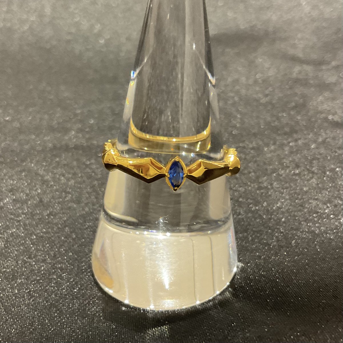 eternorecit's tweet photo. 『Fate/strange Fake』

＜アーチャー＞シルバーアクセサリー リング

アーチャーをイメージしてデザインされたリング。
鎧の青いラインをイメージした石を中央にセットし、アーム部分は王の財宝＜ゲート・オブ・バビロン＞をイメージ。リング内側には名前の刻印があしらわれています。

#strangefake https://t.co/NM5tSeZvwt