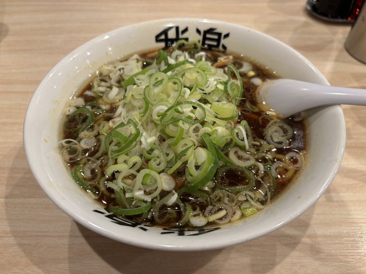 menkozou's tweet photo. ラーメン我楽
ラーメン（ネギ増し）
金沢移転後初訪麺。
マスターも氷見時代から
変わらずナイス笑顔！
またいこう♪
でした。 https://t.co/seqx1TXL4T