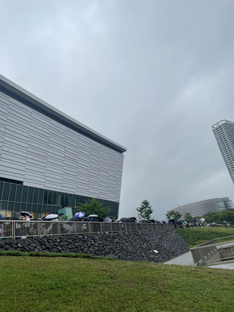 anison_brass's tweet photo. 現地はあいにくの雨模様…
でもよく捉えれば涼しい！
#ウマ娘7th東京D1 https://t.co/EueDzHYqsJ
