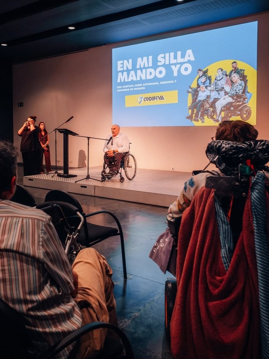 validovalencia's tweet photo. Magnífica campaña de publicidad realizada en @codifiva_org, titulada, "En mi silla mando yo".

Hemos sido pioneros, además de tener mucha repercusión y queremos seguir teniéndola, con tu ayuda! Repostea!

Esperamos que os guste! 
♿️😉👍 https://t.co/6BQVr62o3u