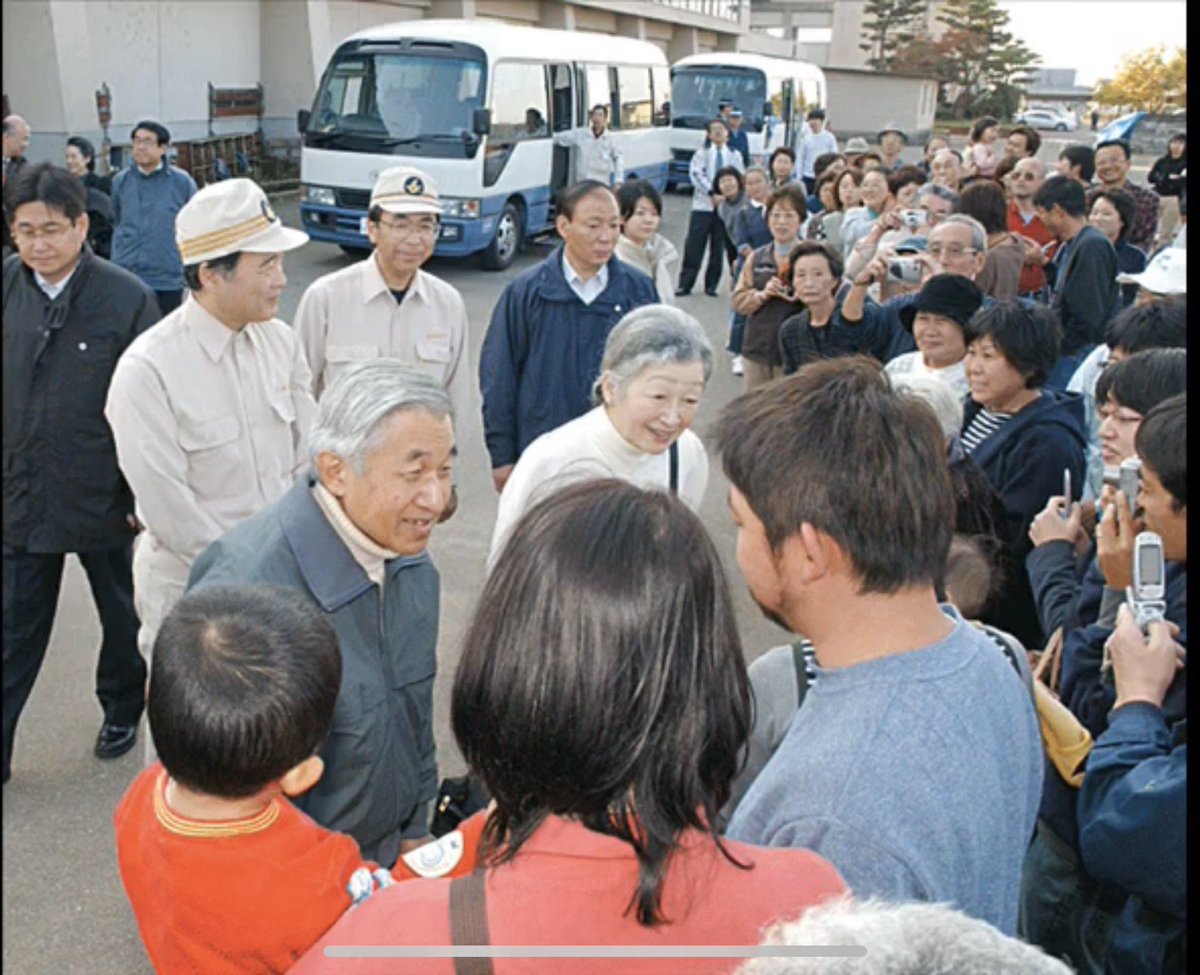 3U3WNp9yUc13170's tweet photo. 上皇上皇后両陛下や秋篠宮家は幾度となくテロに遭われています。しかしそれでも「国民を信じる」姿勢を崩されません。

上皇后陛下が身を挺して上皇陛下を庇われた動画と悠仁親王殿下が狙われた事件についての画像です

この事件の後も上皇上皇后両陛下と秋篠宮家は国民と密接であり続けておられます。 https://t.co/0TOoOmUB0S