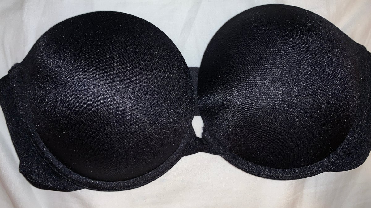 BraculaVS's tweet photo. Here is a little catch up for last week, featuring this beautiful black strapless @LaSenza  Hello Sugar bra. 

Can you guess the cup size?

#LaSenza #HelloSugar #pushupbra #straplessbra https://t.co/X7UN6ZL1jS