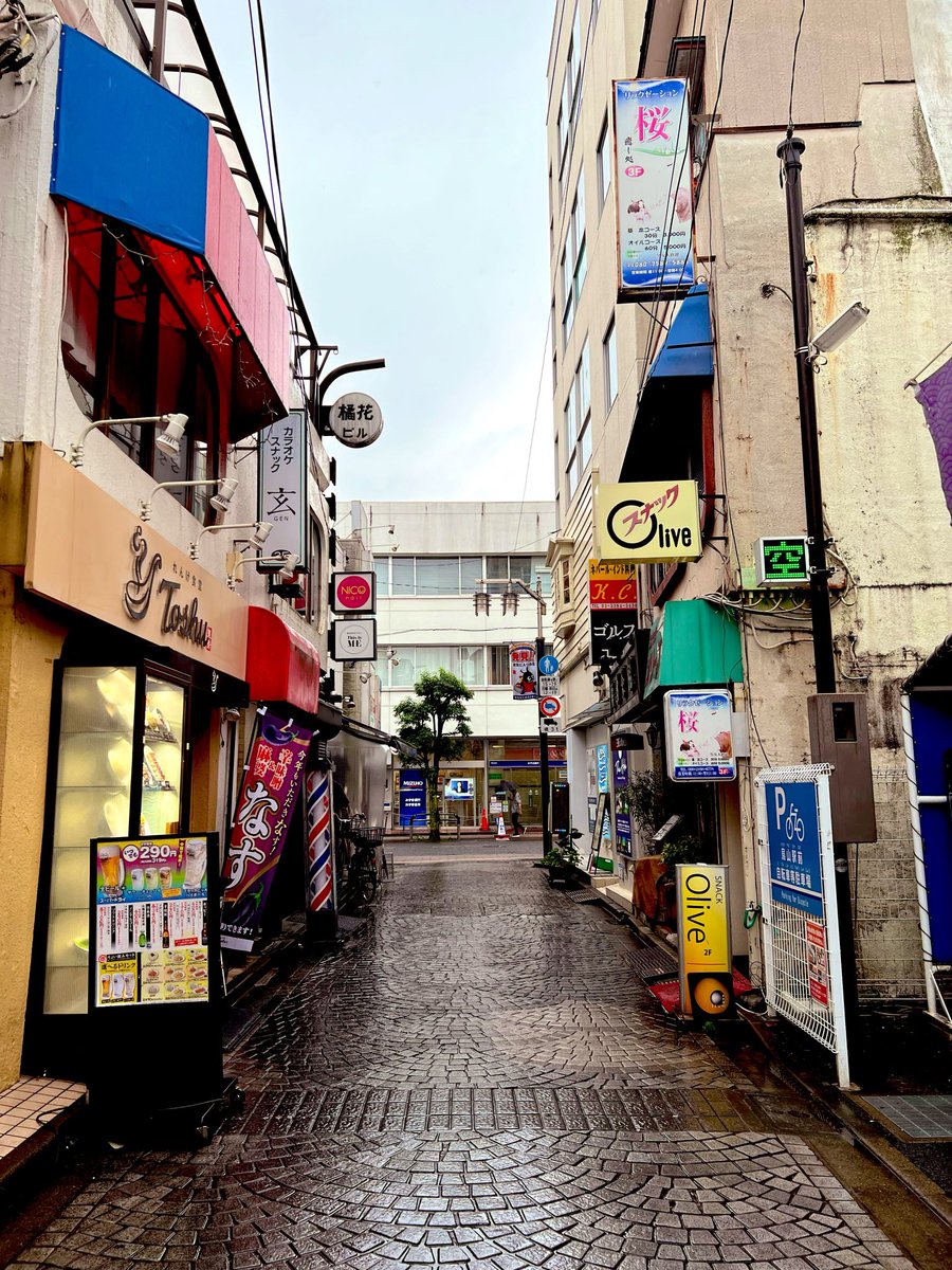 lulucoshimp's tweet photo. 雨の路地裏@千歳烏山 https://t.co/v9nqfQ0Fvv