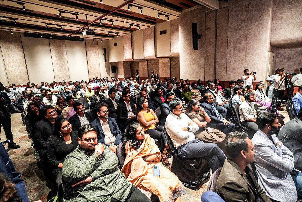 KTRBRS's tweet photo. Yesterday night, enjoyed a closed-door discussion with a group of over 100 entrepreneurs and businesspeople from Hyderabad, Warangal, Vizag, Vijayawada and Nagpur on wide-ranging topics from infrastructure, governance, politics to personal life as well 

A fascinating interaction led by corporate connections