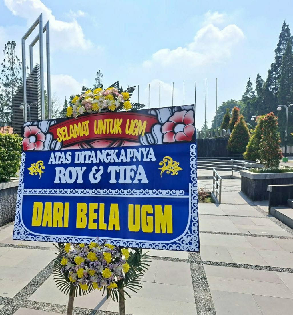 trims3561's tweet photo. @RadioElshinta Karangan bunga dipasang di bundaran UGM sbg rasa syukur akhirnya  pengadilan fitnah oleh adik kelas ke alumni Fhut UGM angkatan 1980 akan  segera dimulai https://t.co/NpNzpubIhb
