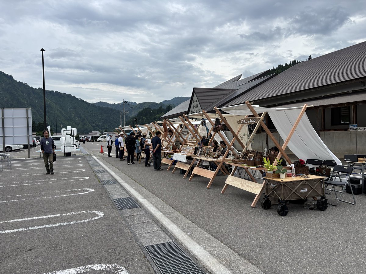 kaneyamaOkuaizu's tweet photo. ついに本日！
「霧幻峡の渡し×バルーンランタンイベント〜霧灯りの夜〜」
「霧灯りの夜マルシェ」
開催！！

現在曇り空の会場ですが、ランタンを飛ばすには最高かも😆

マルシェには素敵な雑貨やグルメが大集合しています！

イベントは夜まで！
皆様ぜひお越しください！

#道の駅奥会津かねやま https://t.co/wvxjSIiTHU