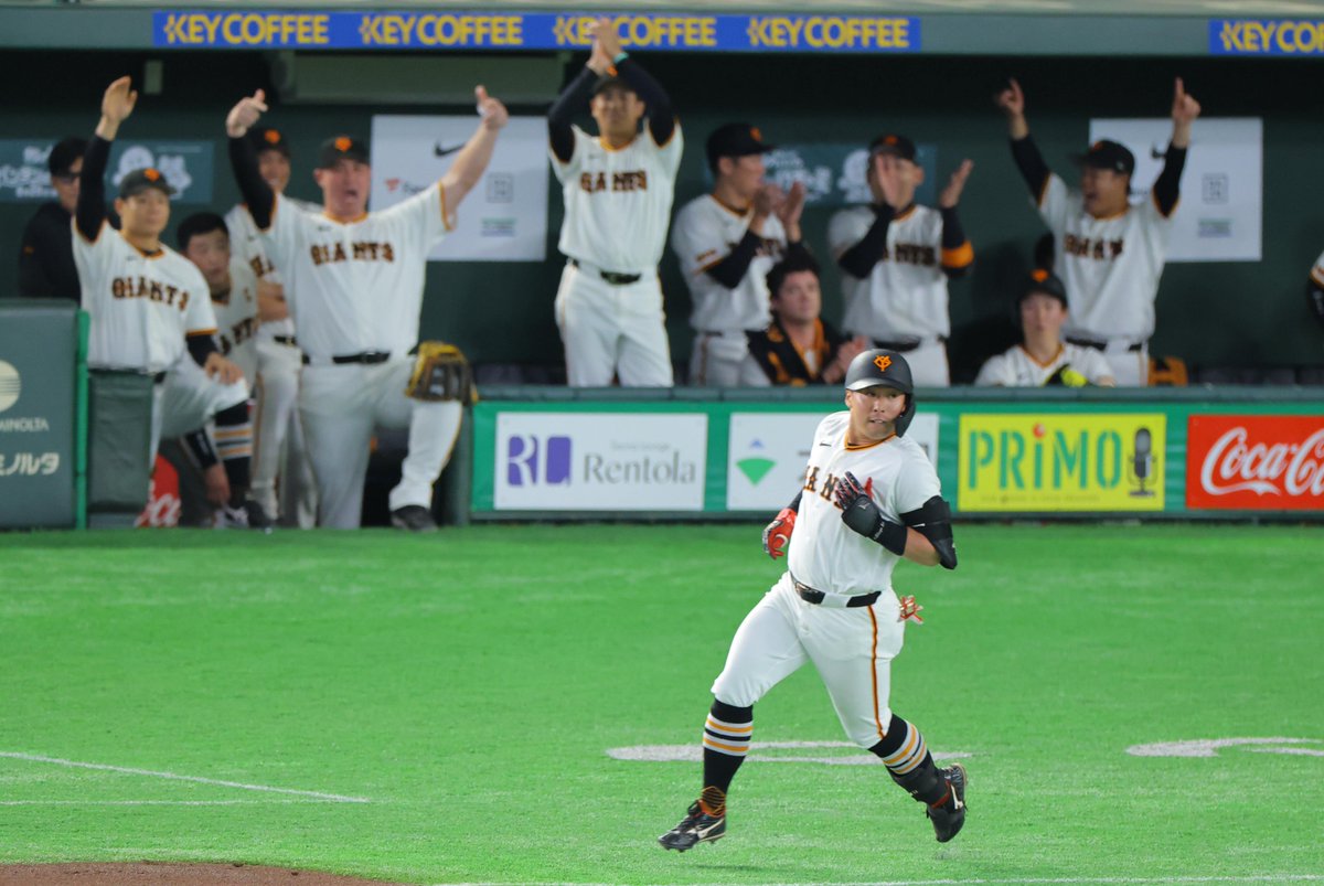 sanspo_giants's tweet photo. 【#本日のベストショット📸】

愛される #浅野翔吾 選手、待望の今季１号に巨人ベンチは大盛り上がり（撮影・岩崎叶汰）

#巨人 #ジャイアンツ #giants #サンスポ https://t.co/NO3Ag90PvU