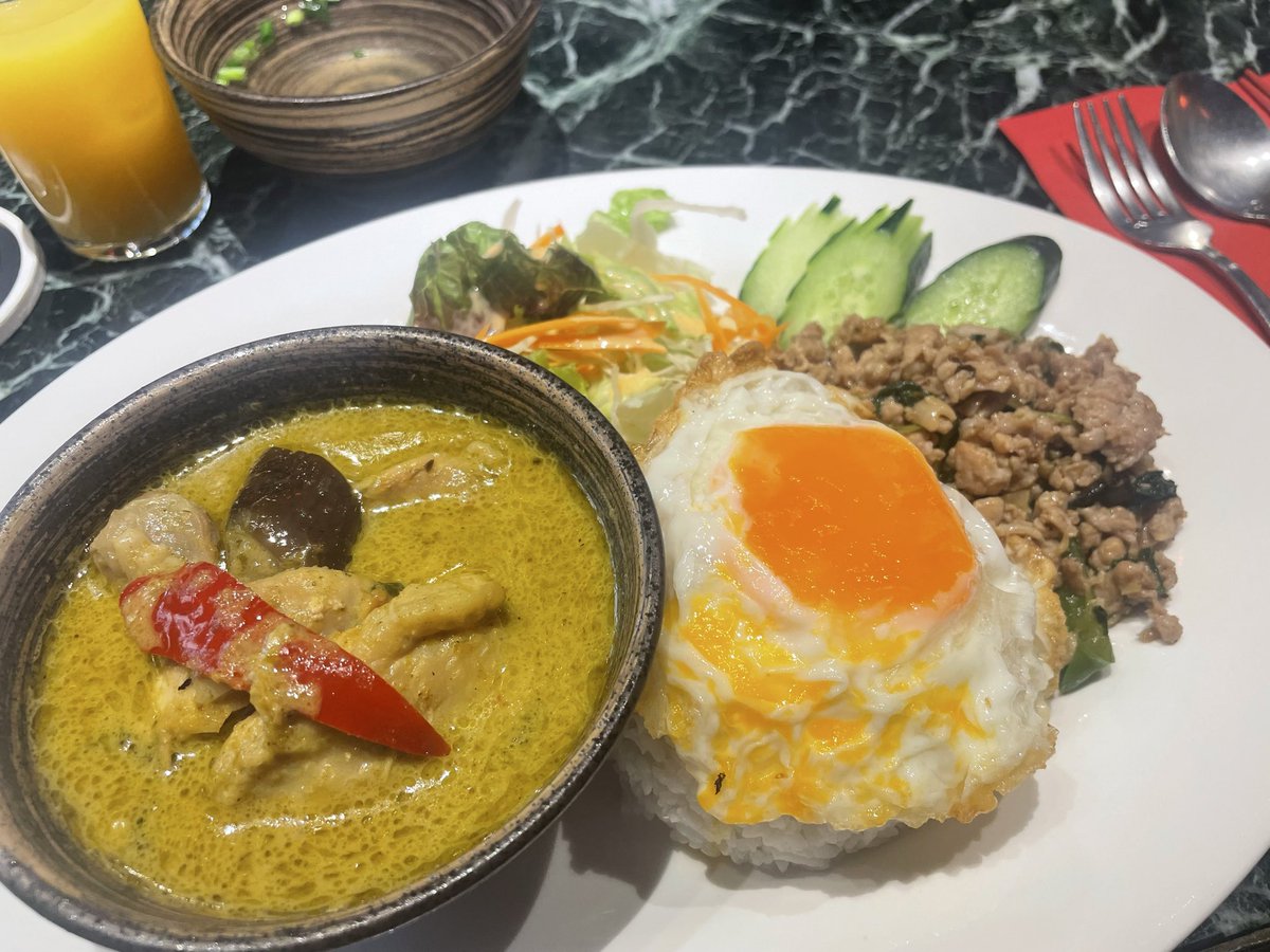 yuiaoki55's tweet photo. 野暮用ついでに、旦那さんと同僚とタイ料理屋さんへランチへ行きました🍚
2人が仲良くなれそうで嬉しかったです🥰 https://t.co/UrNmr0rf35
