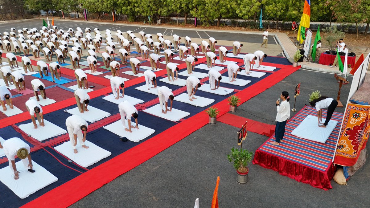 BSF_Gujarat's tweet photo. "𝐘𝐨𝐠𝐚 𝐟𝐨𝐫 𝐖𝐞𝐥𝐥𝐧𝐞𝐬𝐬: 𝐁𝐒𝐅 𝐆𝐮𝐣𝐚𝐫𝐚𝐭 𝐅𝐫𝐨𝐧𝐭𝐢𝐞𝐫 𝐂𝐨𝐧𝐝𝐮𝐜𝐭𝐬 𝐘𝐨𝐠𝐚 𝐒𝐞𝐬𝐬𝐢𝐨𝐧 𝐚𝐭 𝐒𝐦𝐫𝐢𝐭𝐢𝐯𝐚𝐧, 𝐁𝐡𝐮𝐣"

As part of the run-up to International Day of Yoga 2026, BSF Gujarat Frontier organised a Yoga Session under the Yoga Sangam Programme at Smritivan, Bhuj, on 19 June 2026.

The session witnessed enthusiastic participation by 276 BSF personnel, promoting wellness, discipline and a healthy lifestyle. The event reflected the commitment of BSF personnel towards physical fitness, mental resilience and holistic well-being, in line with the spirit of International Day of Yoga 2026.

#BSF
#JaiHind
#IDY2026
#InternationalDayOfYoga2026
#YogaForHealthyAgeing